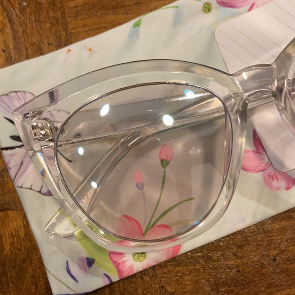 NWT Foster Grant clear oversized sunglasses/pouch. - Picture 2 of 5
